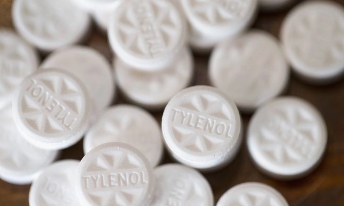 Des comprimés de Tylenol, qui contiennent du paracétamol, sont exposés à Chicago le 14 avril 2015. (Scott Olson/Getty Images)
