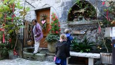 Environ 500 crèches exposées dans le village médiéval de Lucéram, une tradition qui perdure depuis 27 ans