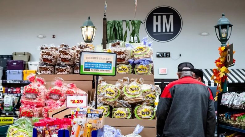 Des gens font leurs courses dans une épicerie à Canton, dans le Michigan, le 11 octobre 2024. (Madalina Vasiliu/The Epoch Times)