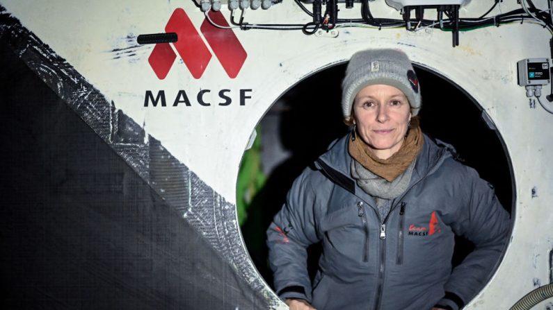 La skipper franco-allemande Isabelle Joschke à bord de son monocoque Imoca « MACSF » avant le départ de la 10e édition du Vendée Globe, course autour du monde en monocoque à la voile. (Photo : SEBASTIEN SALOM-GOMIS/AFP via Getty Images)