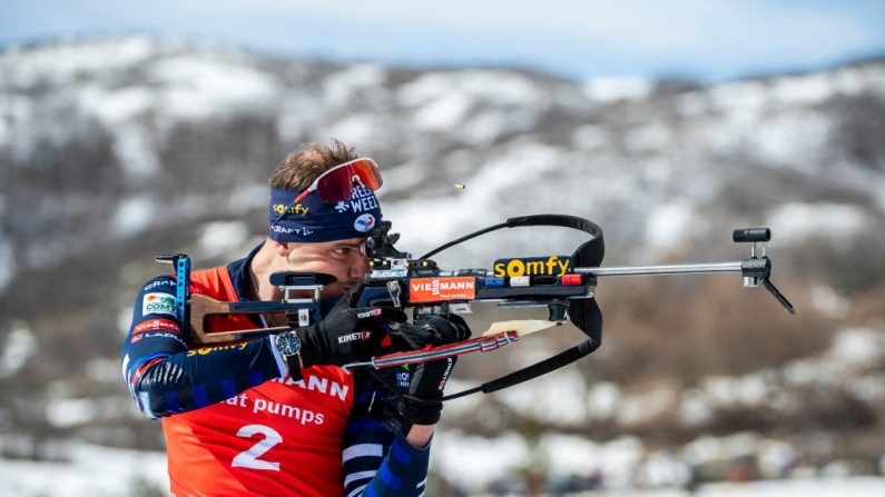 Emilien Jacquelin, qui rêve en grand à quatorze mois des JO-2026, aspire à nuancer le biathlon panache qui lui a réussi et qu'il affectionne avec une approche "moins tête brûlée" au tir. (Photo : ISAAC HALE/AFP via Getty Images)