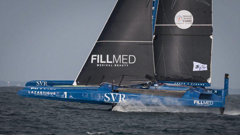 Le trimaran SVR-Lazartigue mené par François Gabart, qui était reparti dans la nuit de mercredi à jeudi à l'assaut du record autour du monde en équipage, a fait demi-tour pour rejoindre Concarneau. (Photo : LOIC VENANCE/AFP via Getty Images)