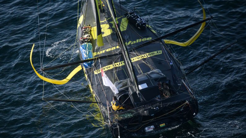 Le skipper Louis Burton (Bureau Vallée) a abandonné le Vendée Globe dans la nuit de mercredi à jeudi après avoir subi une "sérieuse avarie" aux portes de l'océan Indien. (Photo : LOIC VENANCE/AFP via Getty Images)