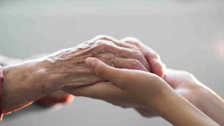 Fernande, 100 ans et son arrière-petite-fille Mel, stars du Web grâce à leurs relations émouvantes