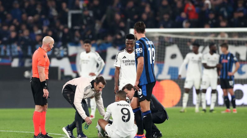 Kylian Mbappé a quitté sur blessure ses coéquipiers dès la 36e minute du match de Ligue des champions de son équipe contre l'Atalanta, mardi à Bergame. (Photo : Marco Luzzani/Getty Images)