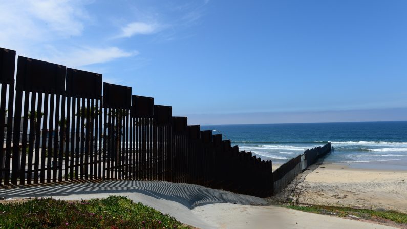 La clôture frontalière entre les États-Unis et le Mexique s'étend sur environ 90 mètres dans l'océan Pacifique dans le coin le plus au sud-ouest des États-Unis, en face de Playas de Tijuana, au Mexique, le 4 avril 2013, près de San Diego, en Californie. (FREDERIC J. BROWN/AFP via Getty Images)