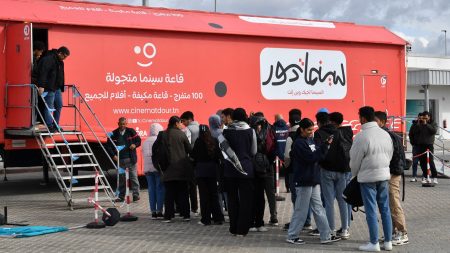 Tunisie : le cinéma accessible à tous avec CinémaTdour, un camion itinérant