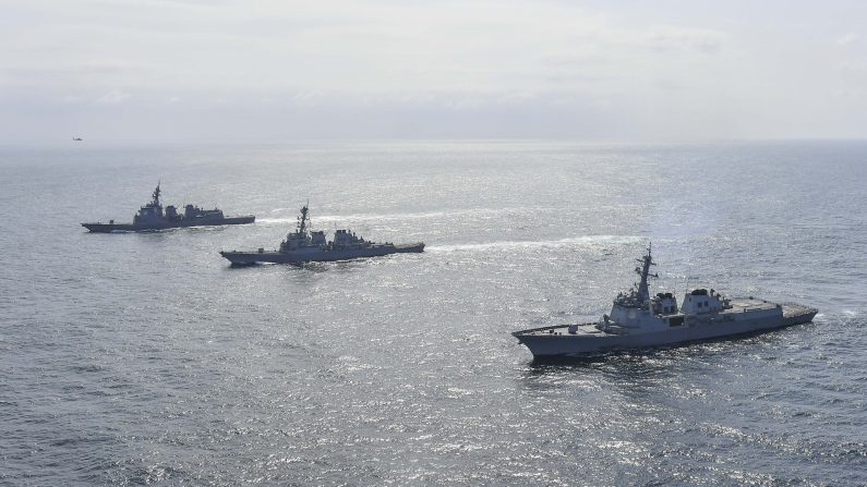 Le destroyer Yulgok Yi I (à dr.) de la marine sud-coréenne, l'USS Benfold (au c.) de la marine américaine et le JS Atago (à g.) de la force maritime d'autodéfense japonaise naviguent en formation lors d'un exercice naval conjoint dans les eaux internationales, le 17 avril 2023, dans un lieu non divulgué. (Ministère de la Défense sud-coréen via Getty Images)