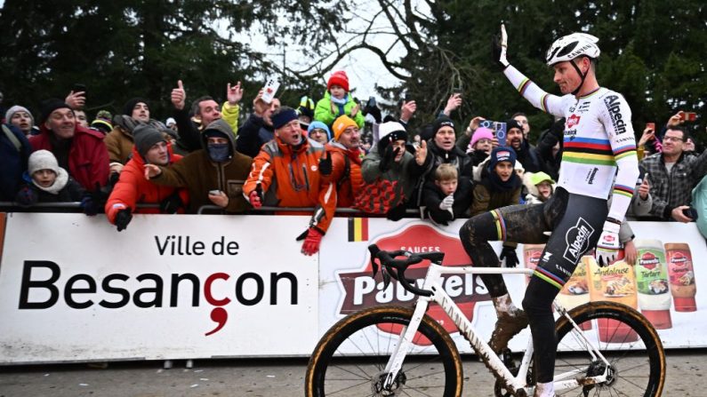 Cinq courses, cinq succès. Invincible cette saison, Mathieu van der Poel a remporté la 8e manche de la Coupe du monde dimanche à Besançon en France, où il a de nouveau écrasé une concurrence impuissante. (Photo : JASPER JACOBS/BELGA MAG/AFP via Getty Images)