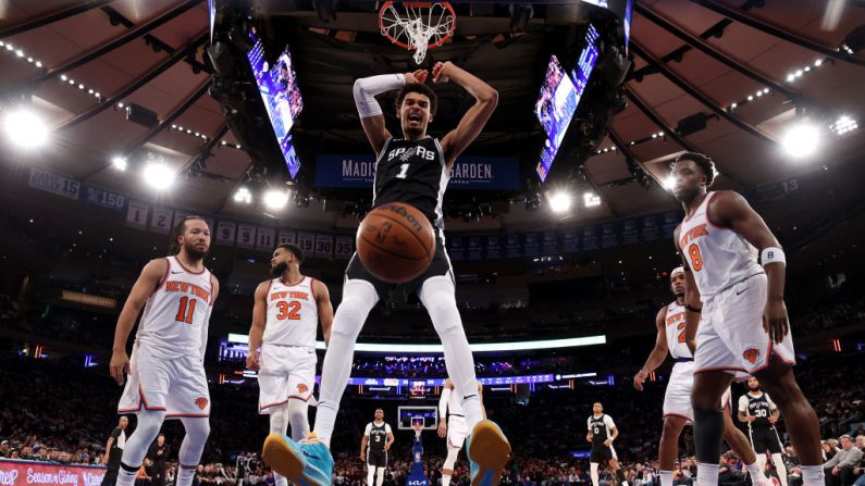 Victor Wembanyama a brillé dans son premier "match de Noël" en NBA en marquant 42 points à New York mais les San Antonio Spurs se sont inclinés de justesse 117-114 face au Knicks mercredi au Madison Square Garden. (Photo : Luke Hales/Getty Images)