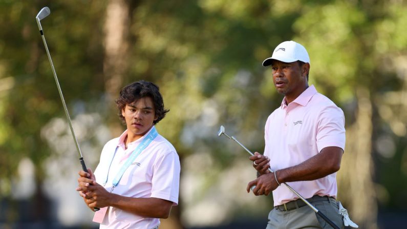 Tiger Woods, opéré du dos en septembre, va faire son retour en compétition la semaine prochaine lors du PNC Championship au côté de son fils Charlie. (Photo : Andrew Redington/Getty Images)