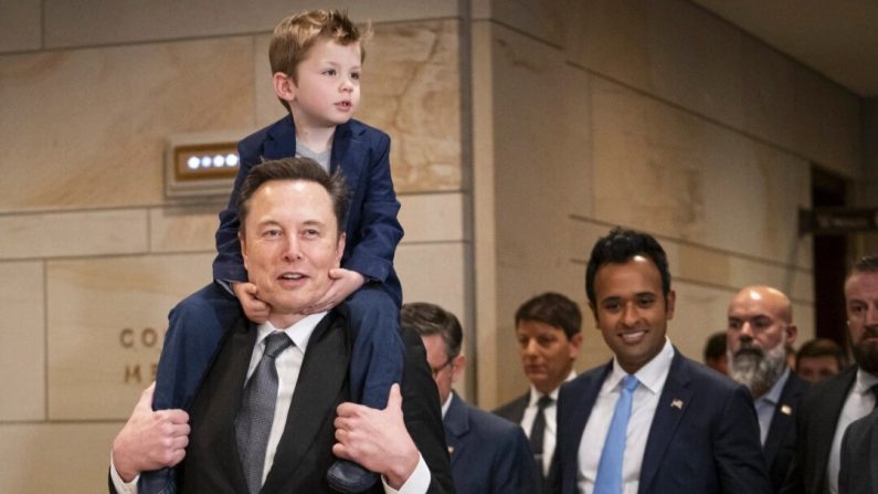 Elon Musk, PDG et ingénieur en chef de SpaceX, et l'entrepreneur en biotechnologie Vivek Ramaswamy arrivent avant une réunion avec le président de la Chambre des représentants, Mike Johnson, au Congrès à Washington le 5 décembre 2024. (Madalina Vasiliu/Epoch Times)