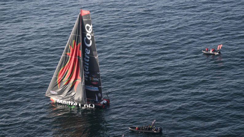 Lancé depuis 50 jours autour du monde, le Français Yannick Bestaven, vainqueur du Vendée Globe en 2021, a abandonné lundi juste après le Cap Horn, ne parvenant pas à réparer un bateau trop maltraité par les flots. (Photo : LOIC VENANCE/AFP via Getty Images)