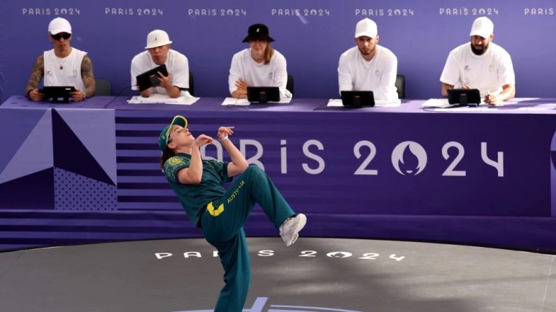 La B-Girl Raygun de l'équipe australienne 
participe au Round Robin des B-Girls - Groupe B le quatorzième jour des Jeux Olympiques de Paris 2024 sur la Place de la Concorde à Paris, le 9 août 2024. (Ezra Shaw/Getty Images)