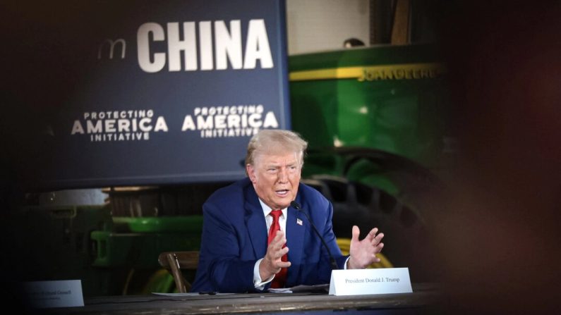 Donald Trump, alors candidat à l’élection présidentielle américaine, prend la parole pour répondre aux préoccupations des agriculteurs américains sur les politiques de la Chine, à la Smith Family Farm à Smithton, en Pennsylvanie, le 23 septembre 2024. (Win McNamee/Getty Images)