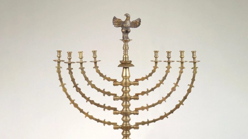 Détail d'une lampe de Hanoukka sur pied, XVIIIe siècle, de Galicie orientale ou d'Ukraine occidentale. Des objets comme celui-ci, avec des fleurons en forme d'aigle et des lions soutenant la base, auraient été trouvés dans les synagogues de toute l'Europe de l'Est avant la Seconde Guerre mondiale. (Domaine public)