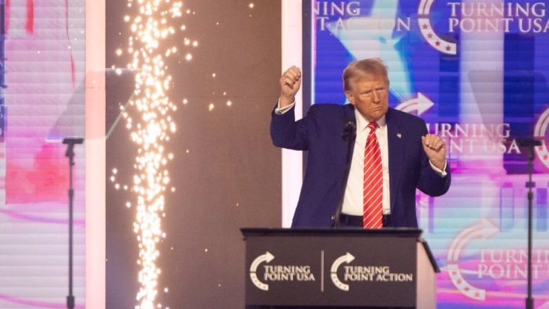 Donald Trump danse à l'AmericaFest, organisé par Turning Point à Phoenix, AZ, le 22 décembre 2024. (John Fredricks/Epoch Times)