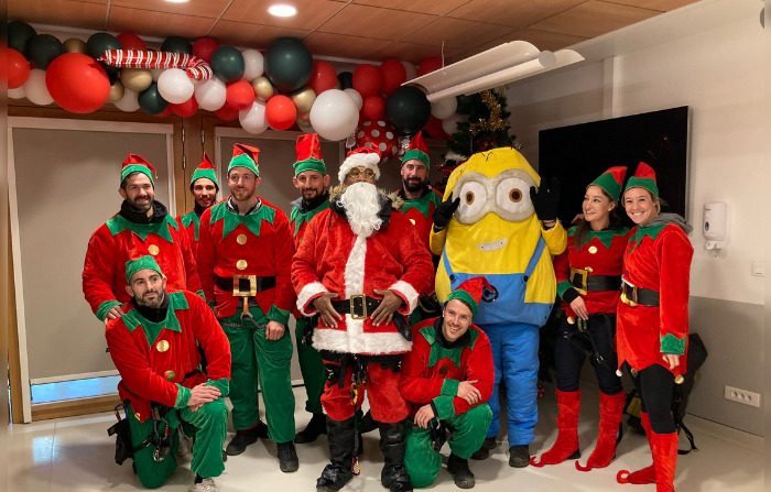 À l’hôpital Gustave-Roussy de Villejuif, pour changer le quotidien des enfants malades, les policiers se transforment en Père Noël et lutins. (Photo Facebook de l’hôpital Gustave-Roussy)