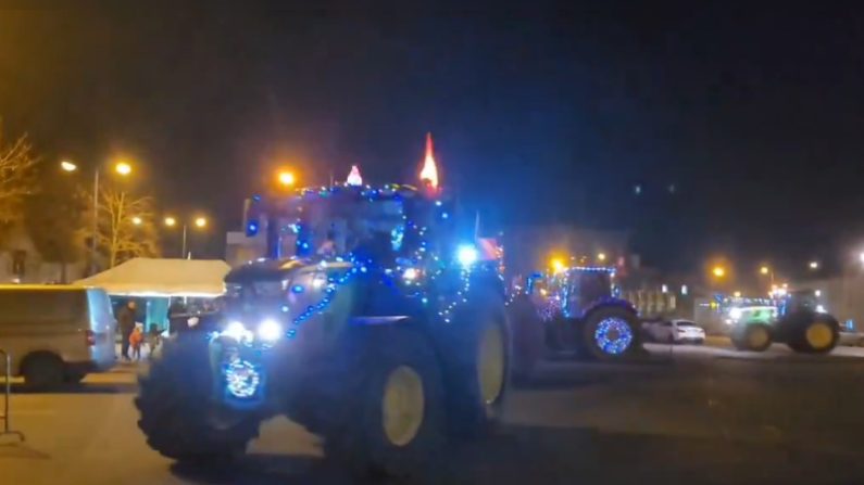 Avec leurs tracteurs illuminés, les agriculteurs défilent dans les communes pour recréer du lien. (Capture d’écran vidéo sur X de Julien Emprou, exploitant agricole dans le Pays de la Loire)