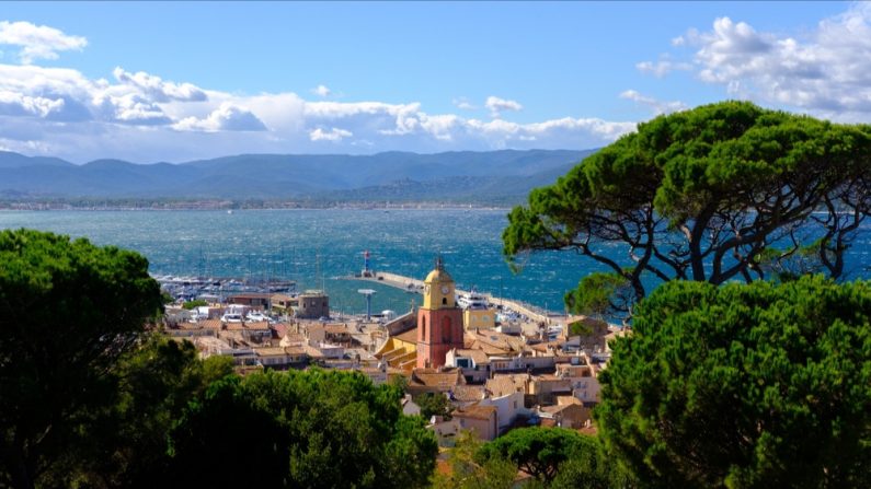 Le clocher de l'église de Saint-Tropez, avec ses couleurs ocres et jaunes. (Photo : Christophe Licoppe/Shutterstock)