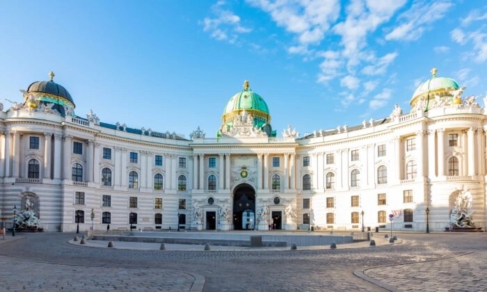 Le majestueux palais de la Hofburg, également connu sous le nom de palais impérial, se trouve en plein cœur de Vienne. On y trouve l'aile Saint-Michel, conçue par Joseph Emanuel Fischer von Erlach. Cette élégante façade s'inspire de l'architecture romaine et devait à l'origine ressembler à un forum romain. La forme en U suit la place, mettant l'accent sur la partie centrale, qui est l'entrée des appartements impériaux. (Mistervlad/Shutterstoc)