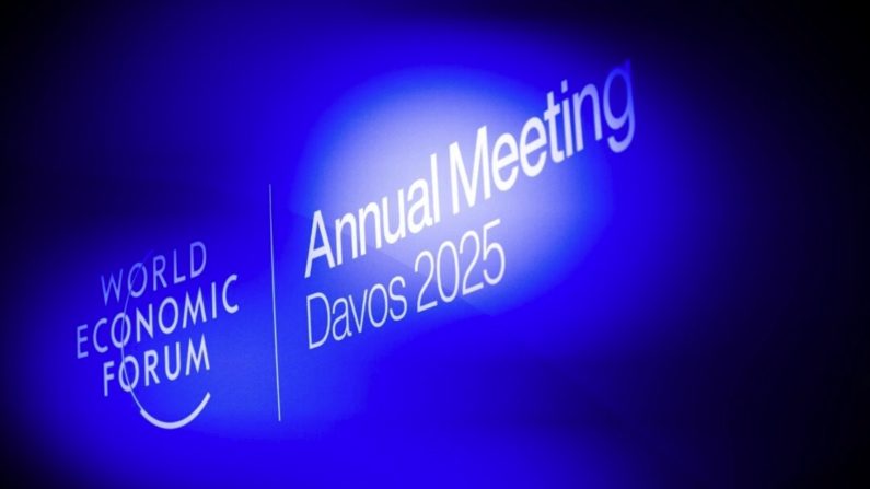 Logo de la réunion annuelle du Forum économique mondial 2025 à Davos, en Suisse, le 21 janvier 2025. (Jasper Jacobs/Belga Mag/Belga via AFP via Getty Images)