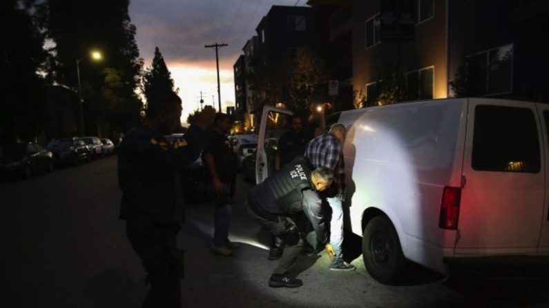 Un étranger suspecté d'être un criminel est arrêté par des agents de l'Immigration and Customs Enforcement (ICE) à Los Angeles, le 14 octobre 2015. (John Moore/Getty Images)