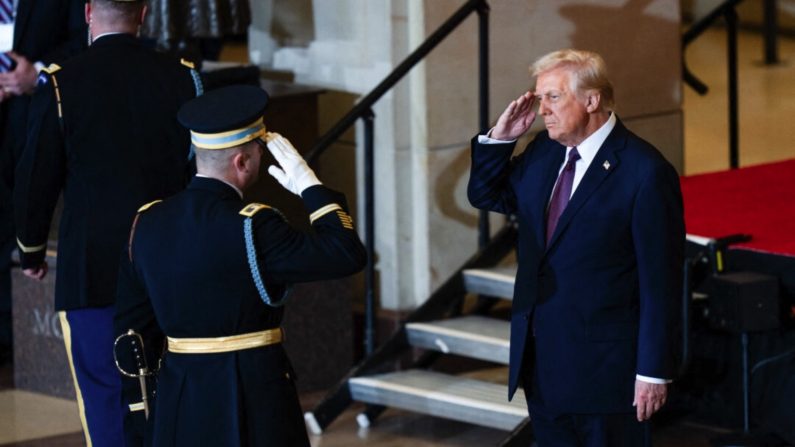 Le président Donald Trump passe en revue les troupes dans la salle de l'Émancipation lors des cérémonies d'investiture au Capitole de Washington, le 20 janvier 2025. (Jim Watson/Pool/AFP via Getty Images)