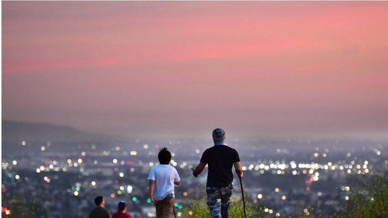 Des personnes marchent sur un sentier à Los Angeles au crépuscule, le 7 mai 2020. (Frederic J. Brown/AFP via Getty Images)