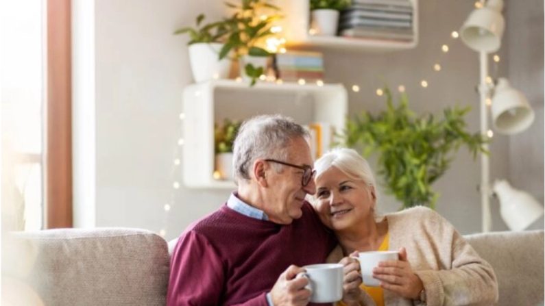 Viens t'asseoir près de moi et apporte ta tasse. Je te lirai un poème. (pikselstock/Shutterstock)