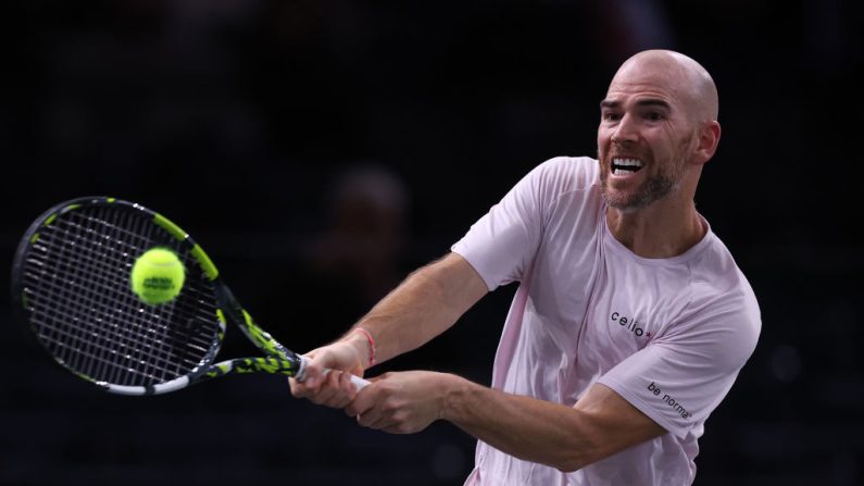 Le Français Adrian Mannarino, 75e au classement ATP, a été éliminé dès son entrée en lice à l'Open d'Australie par le Russe Karen Khachanov (19e), mardi à Melbourne.  (Photo : Julian Finney/Getty Images)