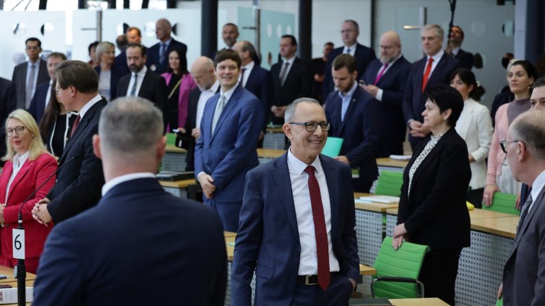 Joerg Urban (au c.), candidat du parti d'extrême droite Alternative pour l'Allemagne (AfD), arrive au parlement de l'État de Saxe à Dresde, dans l'est de l'Allemagne, le 18 décembre 2024, avant l'élection d'un nouveau Premier ministre de l'État fédéral de l'Est. (JENS SCHLUETER/AFP via Getty Images)