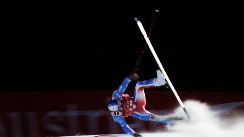 Alexis Pinturault, victime d'une grosse chute lors du super-G de Kitzbühel vendredi, souffre bien d'une fracture du plateau tibial du genou droit et doit se reposer "environ six semaines" avant de commencer la rééducation. (Photo : Agence Zoom/Getty Images)