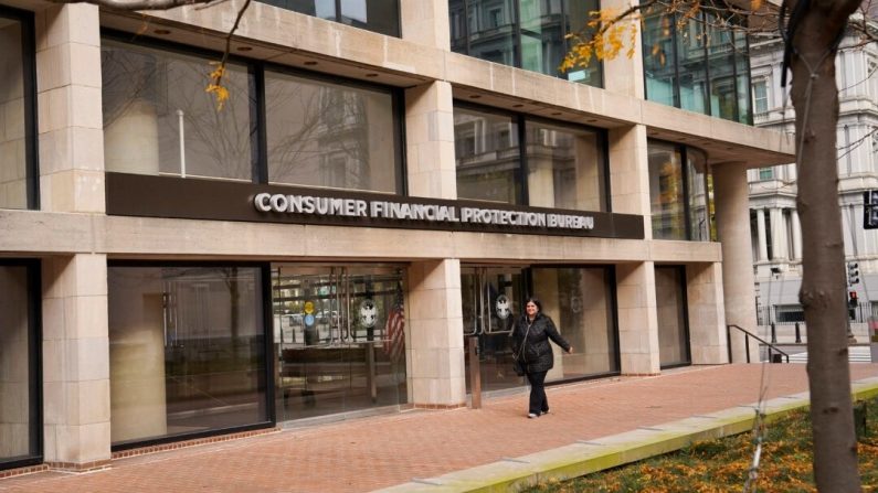 Le bâtiment du Bureau pour la protection financière des consommateurs à Washington, le 31 octobre 2023. (Madalina Vasiliu/Epoch Times)