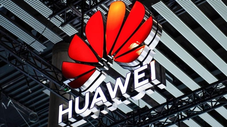 Un logo Huawei illuminé est accroché au GSMA Mobile World Congress à Barcelone, Espagne, le 28 février 2022. (David Ramos/Getty Images)