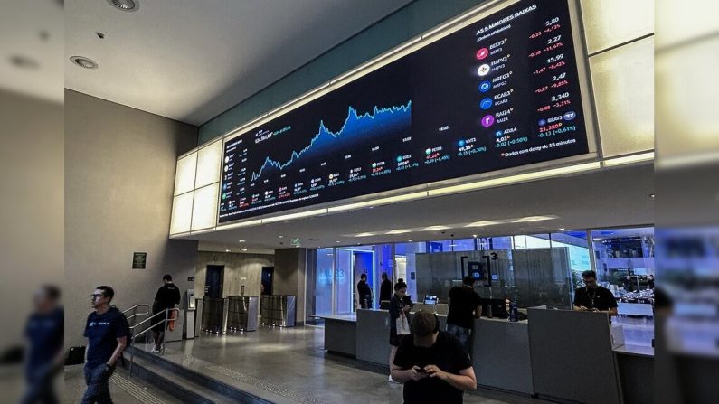 Vue de l'entrée de la Bourse de Sao Paulo (B3) dans le centre de Sao Paulo, Brésil, le 17 décembre 2024. Le taux de change du dollar a de nouveau battu un record au Brésil mardi en dépassant les 6,20 reais, poursuivant la dépréciation de la monnaie brésilienne alors que les inquiétudes des investisseurs sur l'engagement budgétaire du gouvernement Lula persistent. (NELSON ALMEIDA/AFP via Getty Images)