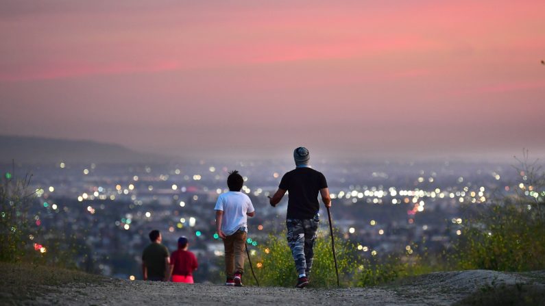 Des personnes marchent sur un sentier à Los Angeles au crépuscule, le 7 mai 2020. (Frederic J. Brown/AFP via Getty Images)