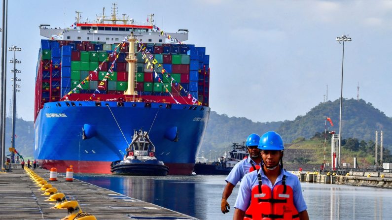 Le porte-conteneurs chinois Cosco Shipping Rose se rapproche des écluses de Cocoli, dans le canal de Panama, le 3 décembre 2018. (Luis Acosta/AFP via Getty Images)