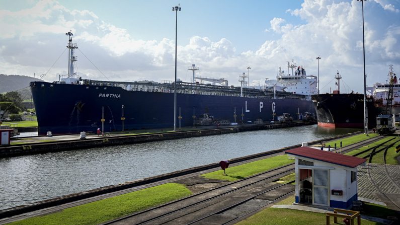 Deux cargos entrent dans les écluses de Miraflores du canal de Panama, à Panama City, le 22 janvier 2025 (MARTIN BERNETTI/AFP via Getty Images).