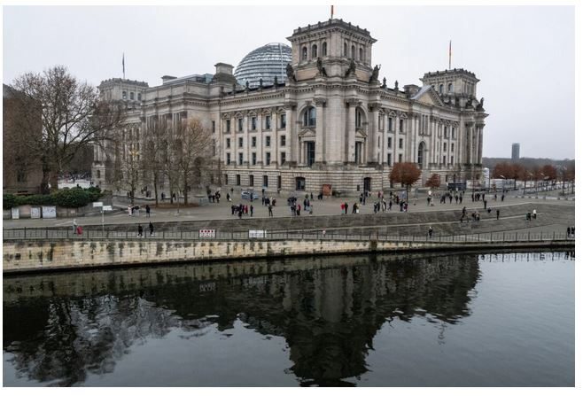 Le bâtiment du Reichstag, qui abrite la chambre basse du parlement allemand (Bundestag), se reflète dans la rivière Spree à Berlin, le 27 décembre 2024. (John MacDougall/AFP/Getty Images)