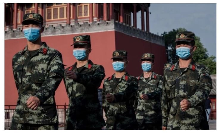 Des policiers paramilitaires marchent près de l'entrée de la Cité interdite à Pékin, le 22 mai 2020. (Nicolas Asfouri/AFP via Getty Images)