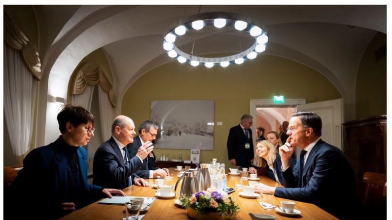 Le chancelier allemand Olaf Scholz (2e à g.) s'entretient avec le secrétaire général de l'OTAN, Mark Rutte (à dr.), ainsi qu'avec sa directrice de cabinet, Jeanette Schwamberger (à g.), et son conseiller pour la politique étrangère et de sécurité, Jens Plötner (3e à g.), lors du sommet des Alliés de l'OTAN sur la mer Baltique, tenu à Helsinki, capitale de la Finlande, le 14 janvier 2025. (Steffen Kugler/Bundesregierung via Getty Images)