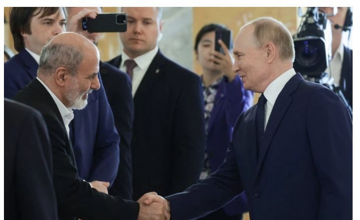 Le président russe Vladimir Poutine serre la main d'Ali Akbar Ahmadian, secrétaire du Conseil suprême de sécurité nationale de l'Iran, à Saint-Pétersbourg (Russie), le 12 septembre 2024. (Vyacheslav Prokofyev/Pool/AFP via Getty Images)