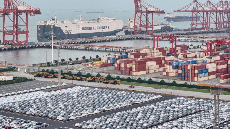 Des voitures attendent d'être chargées sur le navire « Hoegh Aurora » pour être exportées dans un port de Taicang, dans la province chinoise de Jiangsu. (STRINGER/AFP via Getty Images)