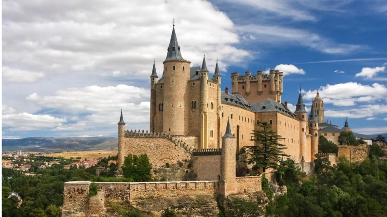 Les murs de l'alcazar de Ségovie ont été construits en granite local pour s'harmoniser avec le paysage environnant. Les couleurs chaudes, les toits en pente et coniques, et les fenêtres des étages supérieurs donnent au château une impression de luxe, tandis que les murs et les tours fortifiés créent un sens de sécurité imposant. (Lev Levin/Shutterstock)