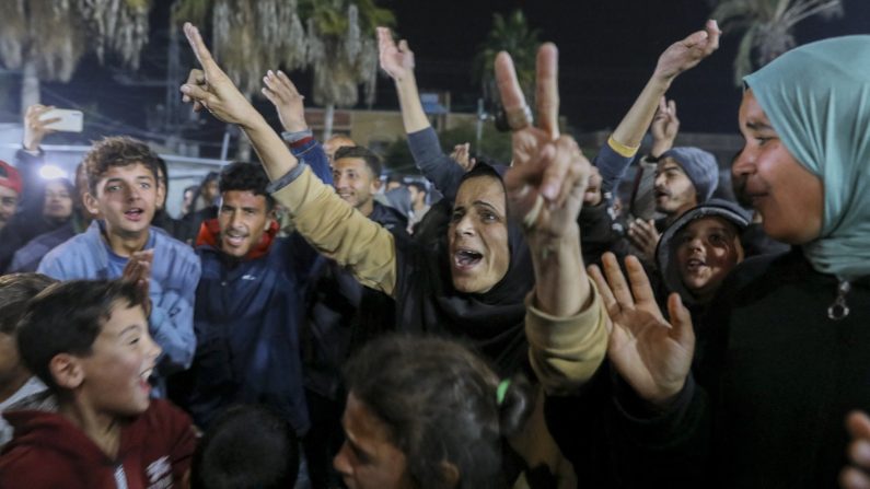 Des gens font la fête dans une rue de Deir el-Balah, dans le centre de la bande de Gaza, le 15 janvier 2025. (Youssef Alzanoun /Middle East Images/AFP via Getty Images)