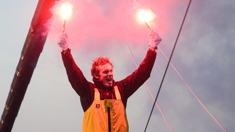 Le skipper français Charlie Dalin célèbre sa victoire à bord de son monocoque Imoca 60 « Macif » après avoir franchi la ligne d'arrivée de la 10e édition du Vendée Globe, course à la voile en monocoque autour du monde, au large des Sables-d'Olonne, dans l'ouest de la France, le 14 janvier 2025. (LOIC VENANCE/AFP via Getty Images)