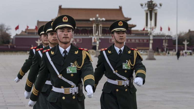 Des membres de la garde d'honneur du drapeau de l'Armée populaire de libération défilent sur la place Tiananmen après la session de clôture du Congrès national du peuple (CNP) au Grand Hall du peuple, le 11 mars 2024 à Pékin, en Chine. (Kevin Frayer/Getty Images)