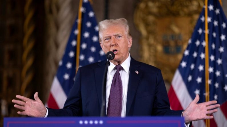 Le président élu Donald Trump s'adresse aux médias lors d'une conférence de presse au Mar-a-Lago Club de Palm Beach, en Floride, le 7 janvier 2025. (Scott Olson/Getty Images)