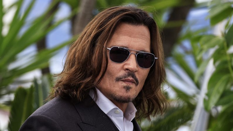 L'acteur américain Johnny Depp pose lors d'un photocall pour le film "Jeanne Du Barry" lors de la 76e édition du Festival de Cannes à Cannes, dans le sud de la France, le 17 mai 2023. (Valery Hache/AFP via Getty Images)